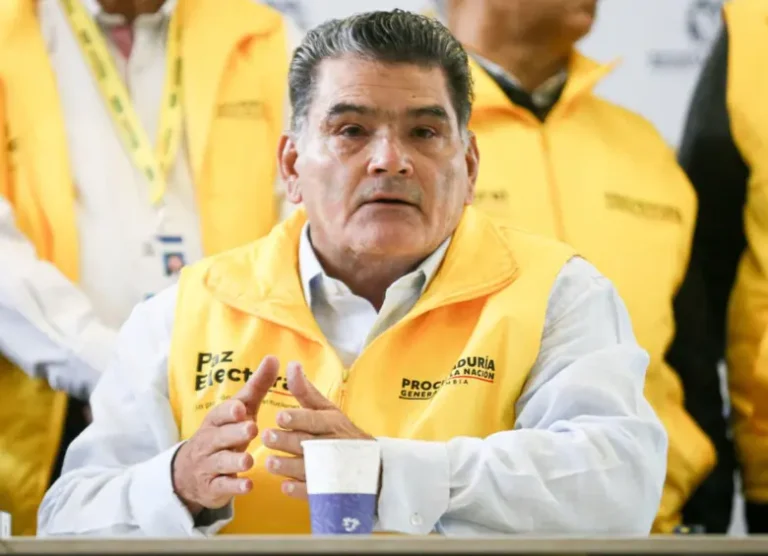 Gregorio Eljach, Procurador General de la Nación, en rueda de prensa sobre garantías institucionales.