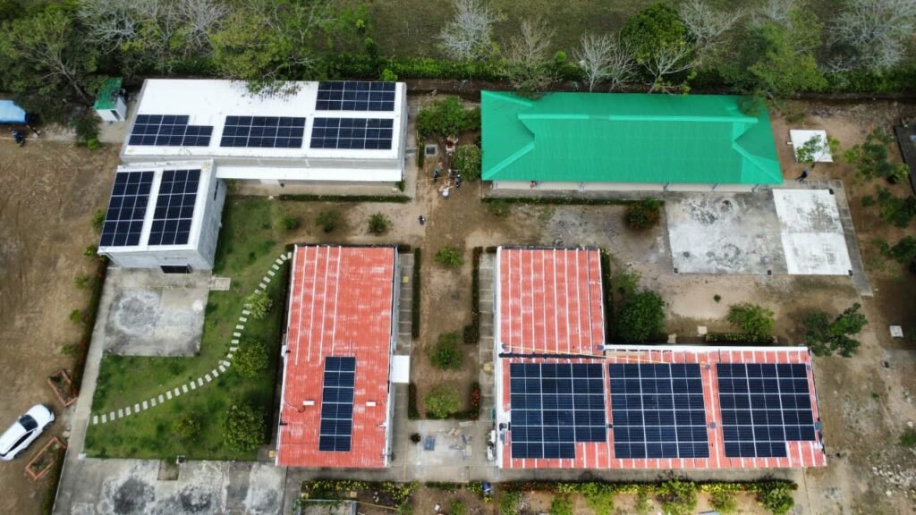 Vista aérea de los 105 paneles solares instalados por Promigas y Surtigas sobre las cubiertas de la Fundación A la Rueda Rueda en Montería.