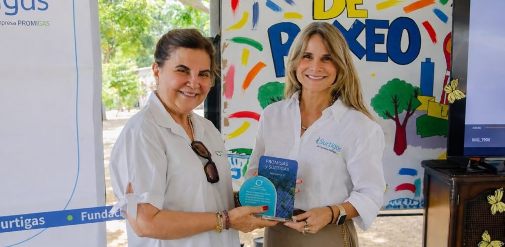 Directivas de la Fundación A la Rueda Rueda y Surtigas sosteniendo el reconocimiento entregado durante la inauguración del proyecto solar en Montería.