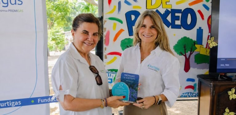 Directivas de la Fundación A la Rueda Rueda y Surtigas sosteniendo el reconocimiento entregado durante la inauguración del proyecto solar en Montería.