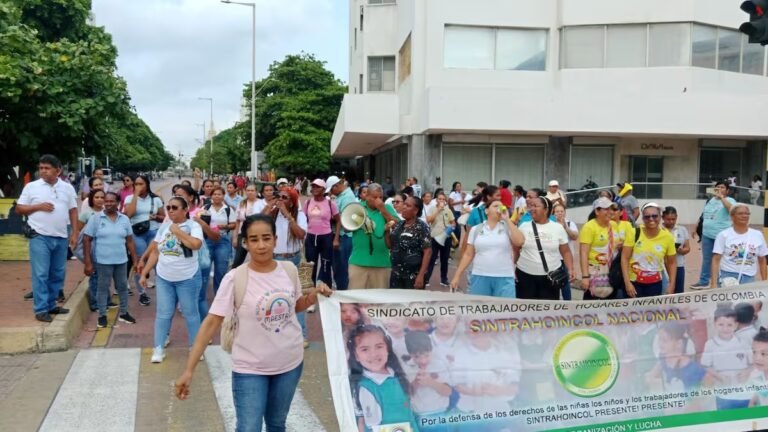 Madres comunitarias y agentes educativas durante una protesta relacionada con el ICBF en Bolívar