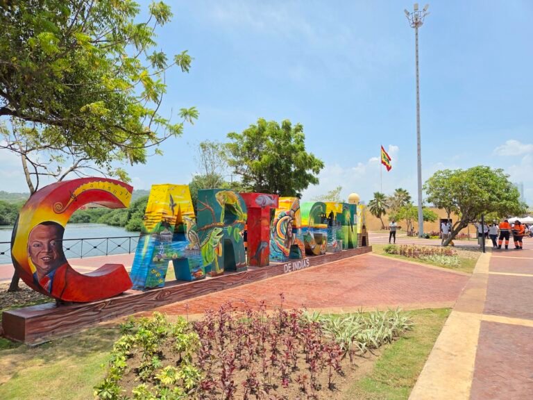 Foto de las nuevas letras de Cartagena que se instalaron en Puerto Duro en el marco de la restauración para los turistas y cartageneros