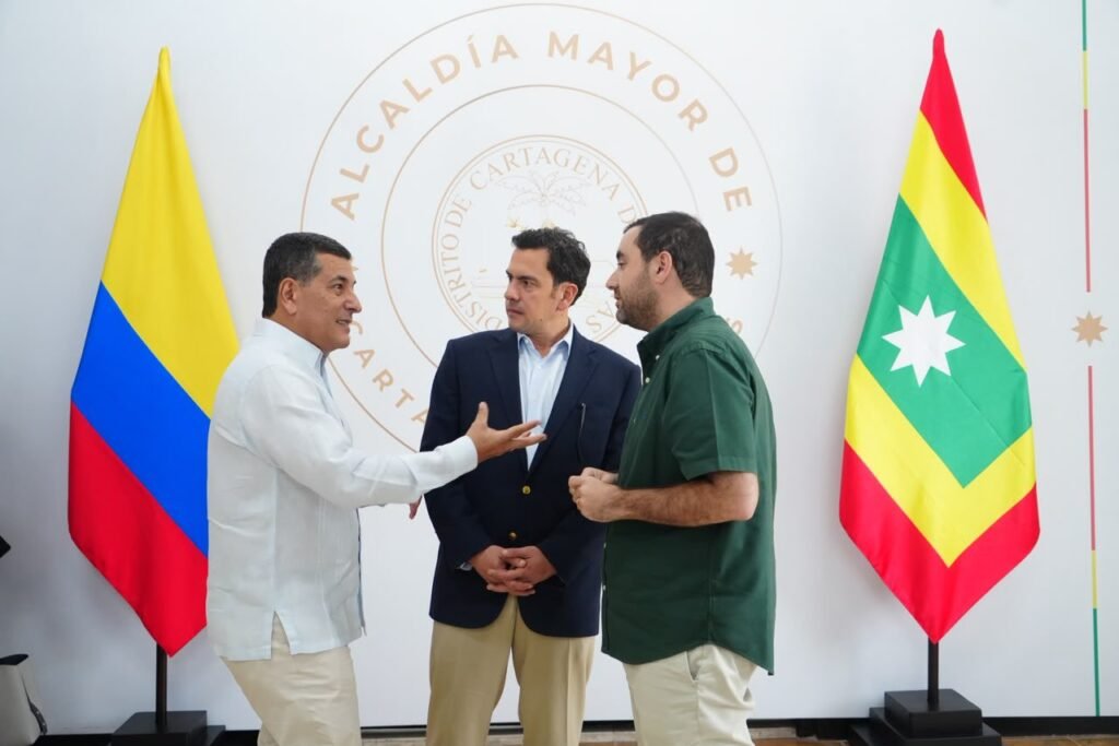 El ministro del Interior, Rodrigo Lara, conversa con el alcalde de Cartagena y el gobernador de Bolívar en la Alcaldía Mayor