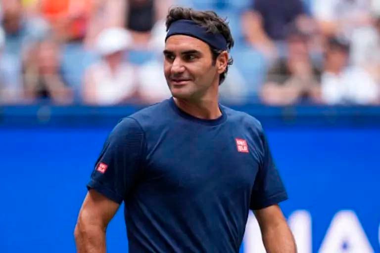 Roger Federer en la cancha durante un partido de exhibición