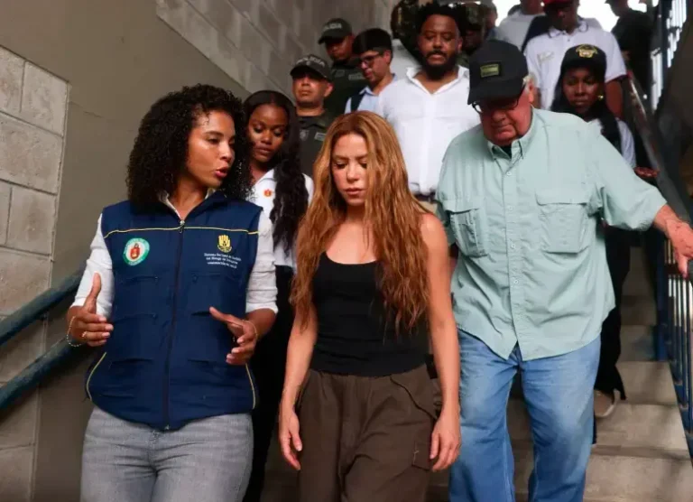 Shakira conversando y abrazando a habitantes afectados por el terremoto en el departamento del Chocó, Colombia. Viste ropa cómoda e informal durante su recorrido por las zonas de desastre.