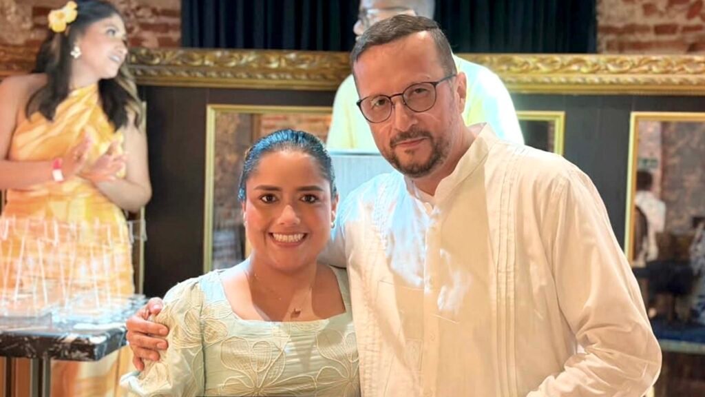 La contralora Tatiana Romero Luna recibiendo el reconocimiento otorgado por la Universidad de San Buenaventura
