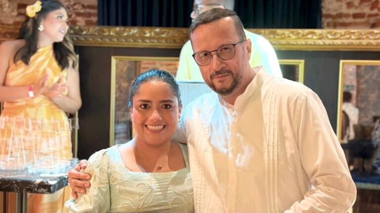 La contralora Tatiana Romero Luna recibiendo el reconocimiento otorgado por la Universidad de San Buenaventura