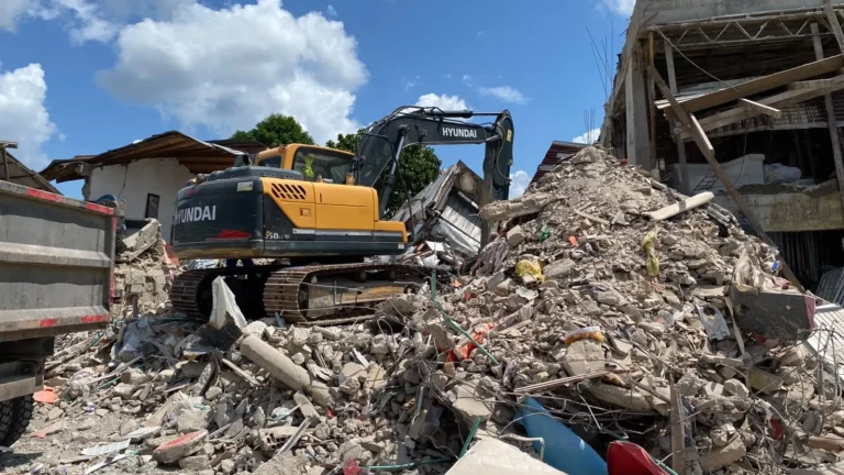 Vista panorámica de los trabajos de remoción de escombros en zona afectada por el sismo.