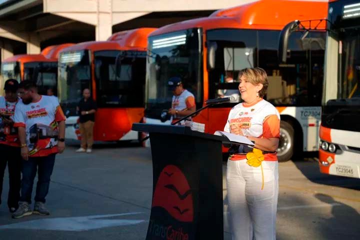 Vocera de la Alcaldía habla en podio frente a los nuevos buses de Transcaribe