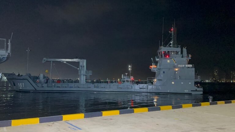 Buque de Apoyo Logístico ARC La Guajira de la Armada Nacional zarpando desde la Base Naval ARC Bolívar en Cartagena para su misión humanitaria.
