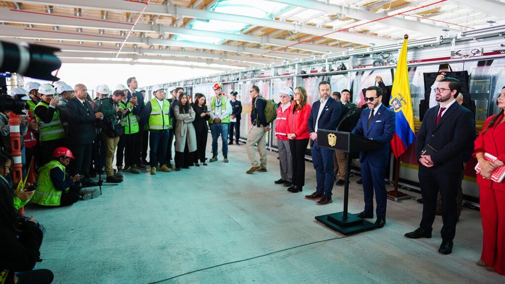 El presidente Abelardo De La Espriella durante su recorrido por las obras de la Línea 1 del Metro de Bogotá