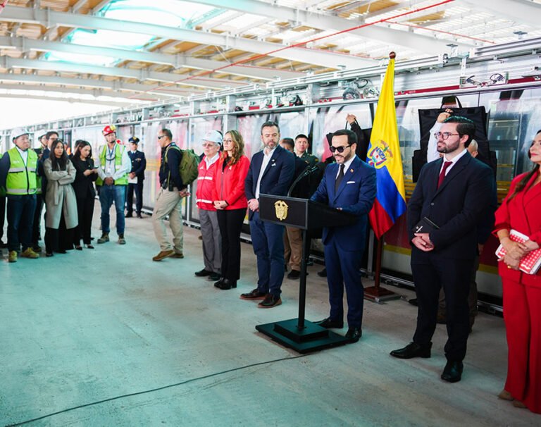 El presidente Abelardo De La Espriella durante su recorrido por las obras de la Línea 1 del Metro de Bogotá