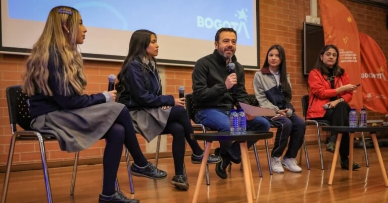 Estudiantes en un salón de clases de un colegio de Bogotá sin usar celulares