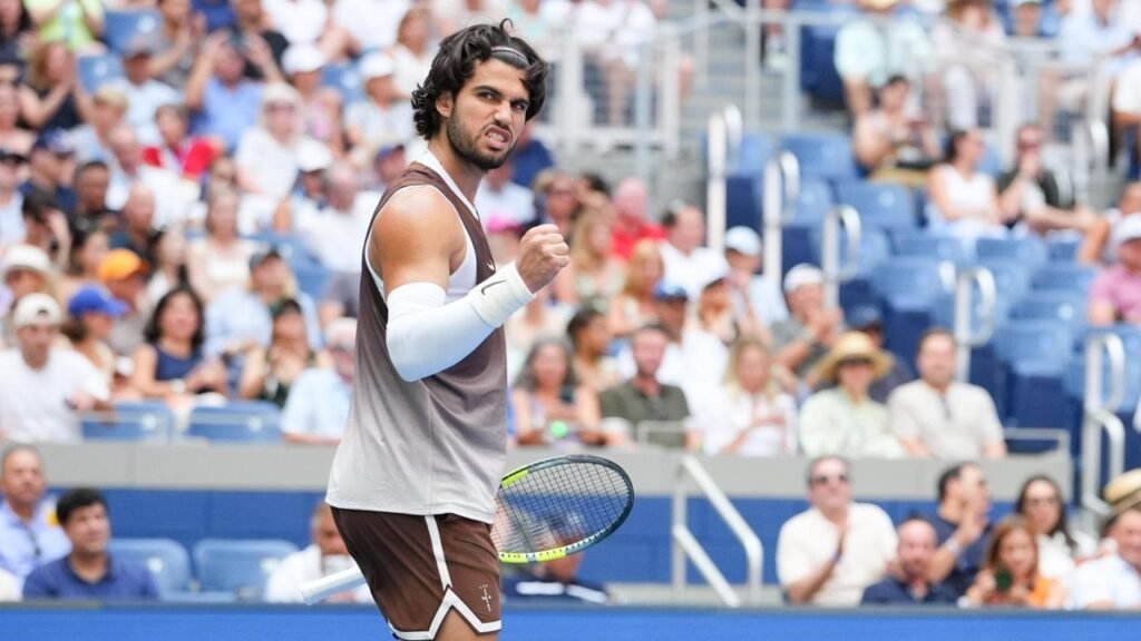 Carlos Alcaraz celebra con los brazos en alto su clasificación a octavos de final del US Open 2026