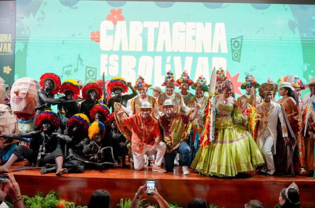 Artistas y portadores de tradición de Bolívar en tarima durante el lanzamiento de la alianza Cartagena es Bolívar