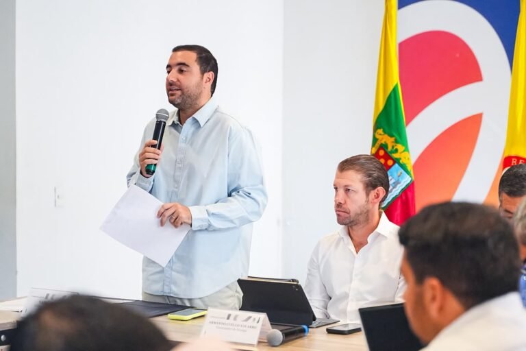 El gobernador de Bolívar, Yamil Arana, durante la reunión sobre la crisis energética del departamento