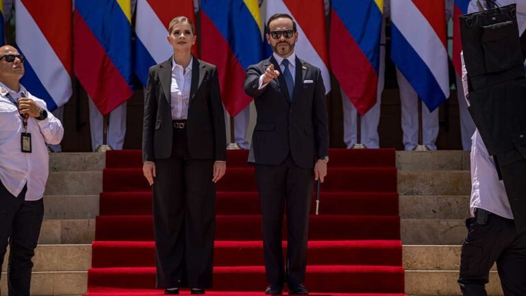 El presidente Abelardo De La Espriella y la presidenta de Costa Rica, Laura Fernández Delgado, durante su encuentro en Barranquilla