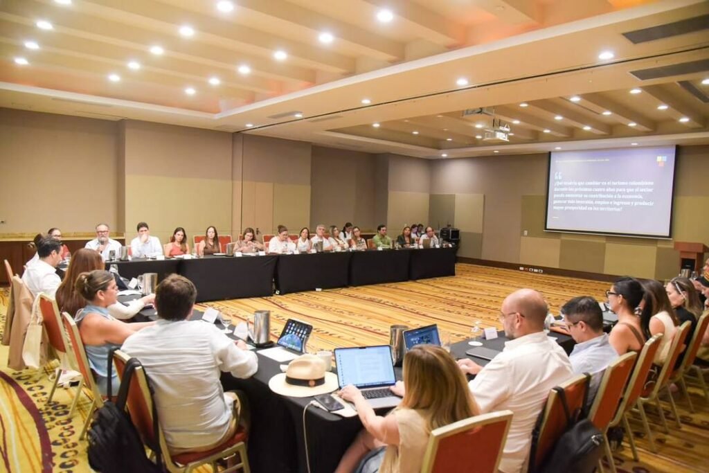 Autoridades y representantes del sector turístico durante la instalación del Comité Regional de Turismo en Cartagena