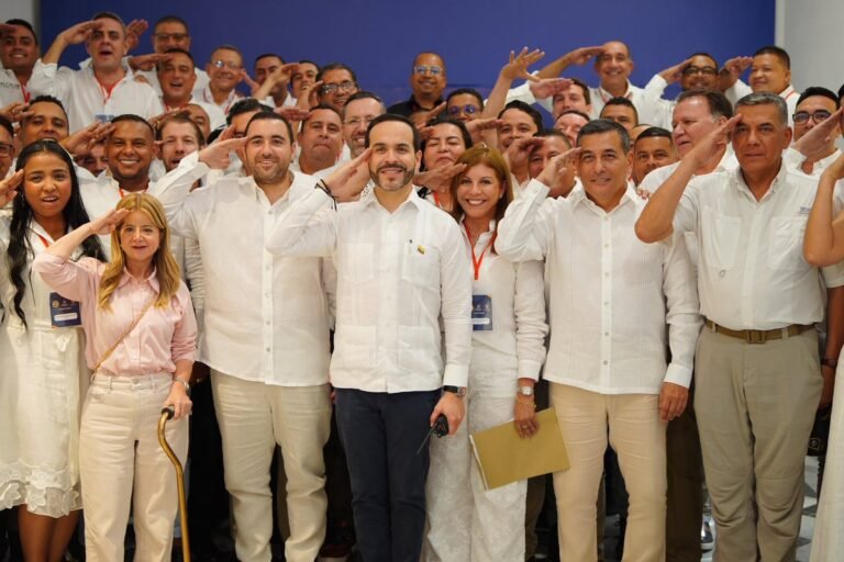 El gobernador Yamil Arana y el presidente Abelardo De La Espriella durante el encuentro El Milagro de las Regiones en Cartagena