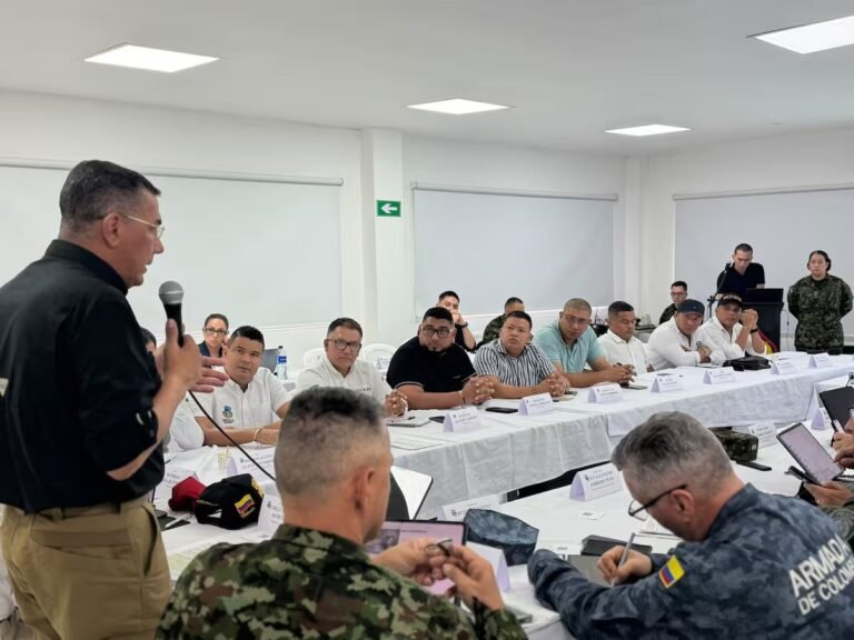 Autoridades civiles, militares y de Policía reunidas en el Consejo de Seguridad de Santa Rosa del Sur, Bolívar