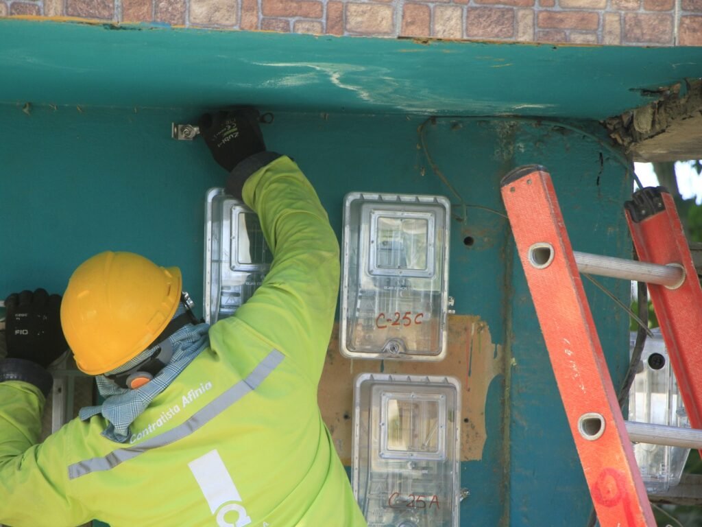 Técnico contratista de Afinia interviene medidores de energía eléctrica en una fachada de Cartagena