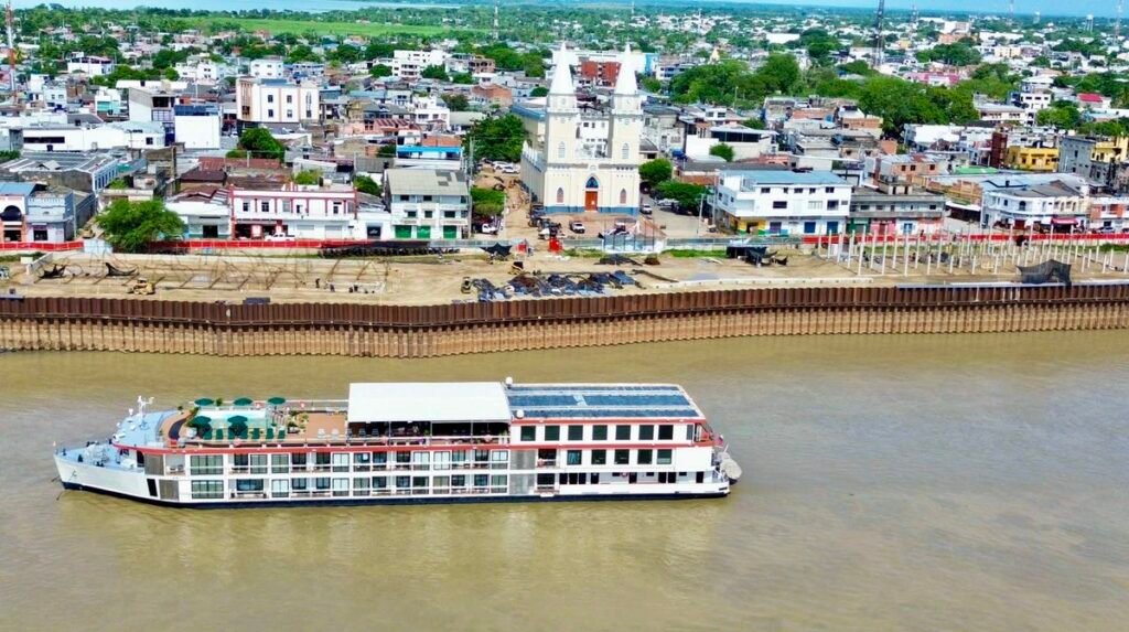 Un crucero de lujo navega frente a las obras del Malecón de Todos, en Magangué, Bolívar