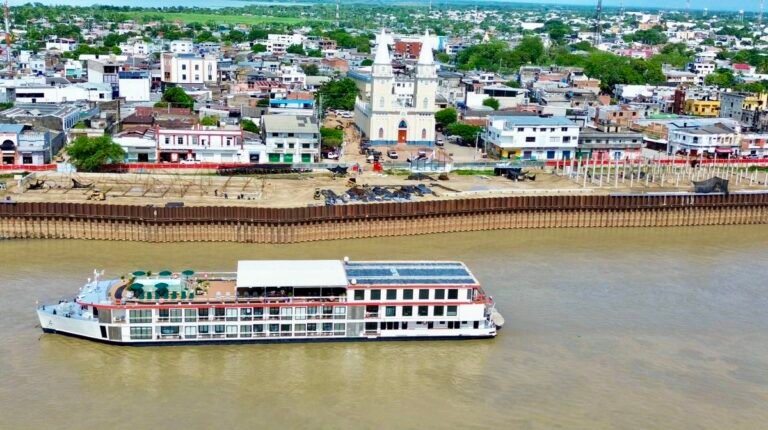 Un crucero de lujo navega frente a las obras del Malecón de Todos, en Magangué, Bolívar