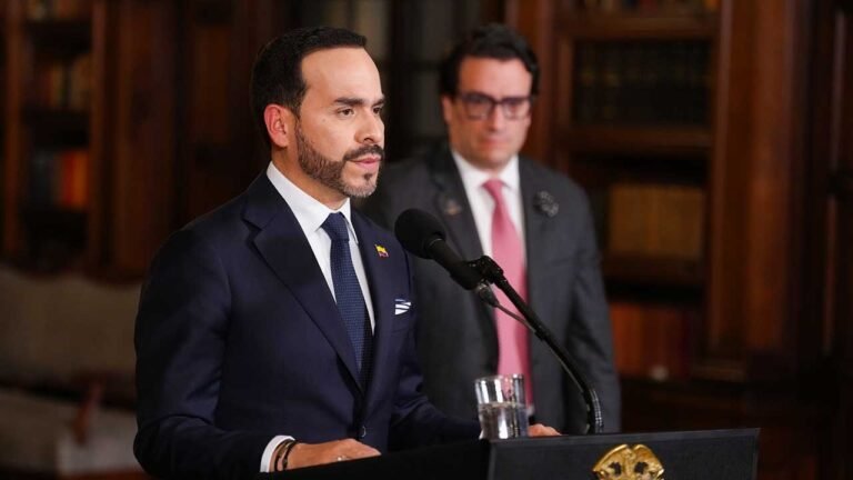 El presidente Abelardo De La Espriella y el ministro de Justicia, Iván Cancino, durante una alocución presidencial