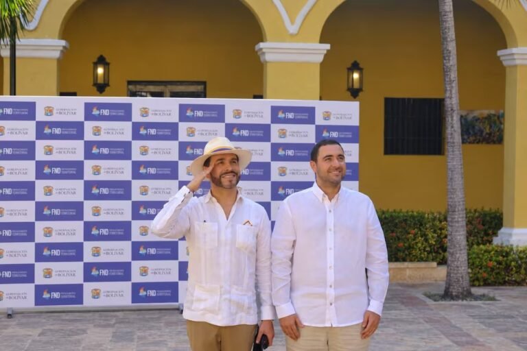 El presidente Abelardo De La Espriella junto al gobernador Yamil Arana durante la reunión con alcaldes de Bolívar