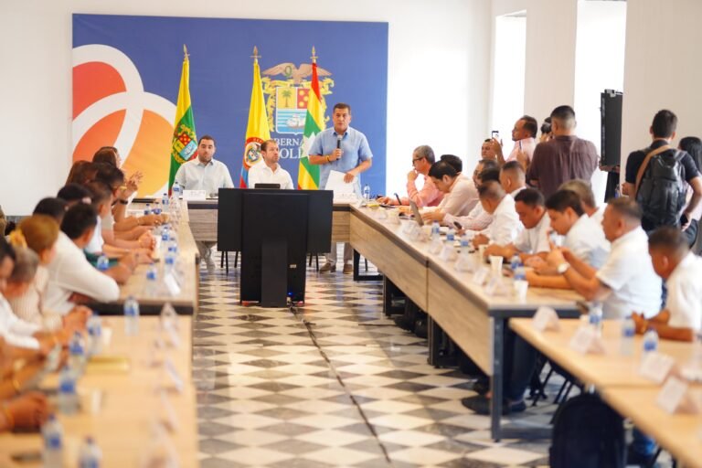 El alcalde Dumek Turbay durante la reunión con el Gobierno Nacional sobre la crisis energética del Caribe