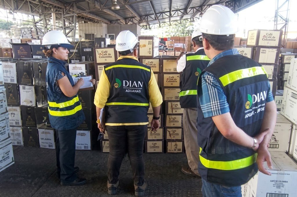 Operativo de la Dian contra el contrabando en un puerto colombiano