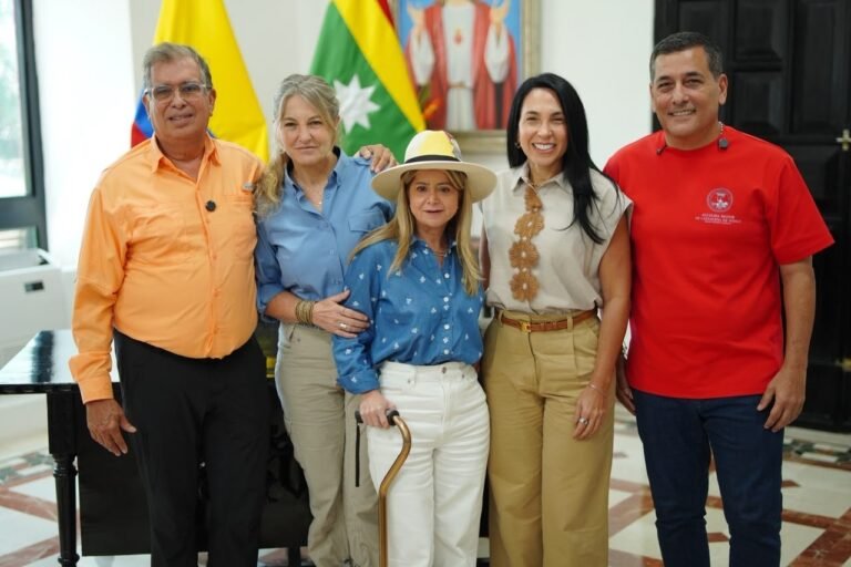 El alcalde Dumek Turbay junto a las ministras y funcionarios durante el recorrido por el Gran Malecón del Mar en Cartagena