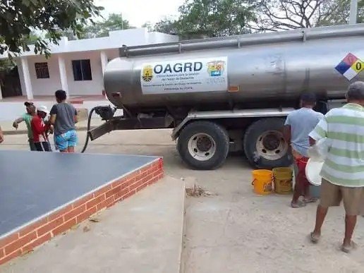 Carrotanques de la Gobernación de Bolívar entregando agua potable en comunidades rurales