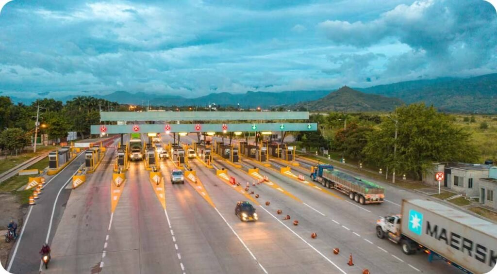 Estación de peaje con carriles de pago electrónico en una carretera de Colombia