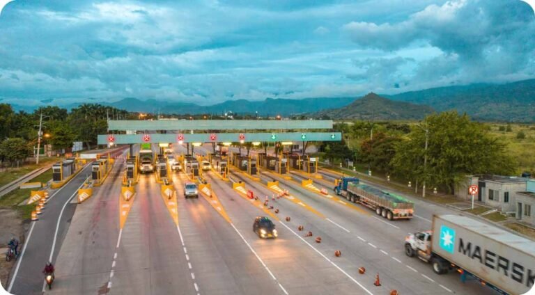 Estación de peaje con carriles de pago electrónico en una carretera de Colombia