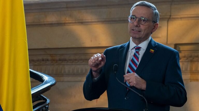 El ministro de Hacienda, Miguel Gómez Martínez, durante su mensaje al país