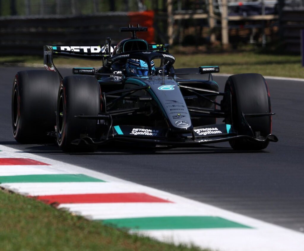 Monoplaza de Mercedes de George Russell en una curva del Autódromo Nacional de Monza