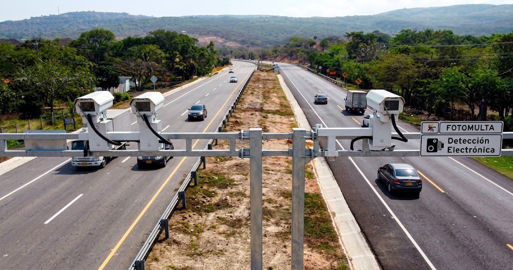 Cámara de fotodetección de velocidad instalada en una vía colombiana