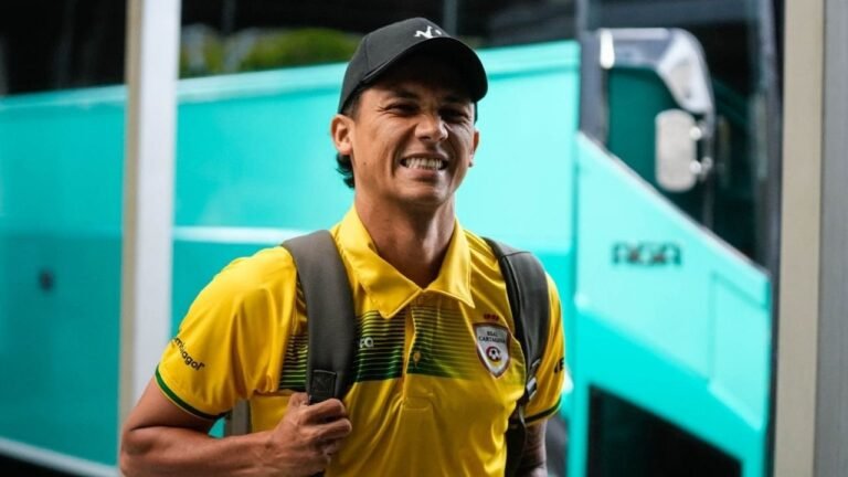 Fredy Montero, delantero de Real Cartagena, sonríe con el uniforme del equipo