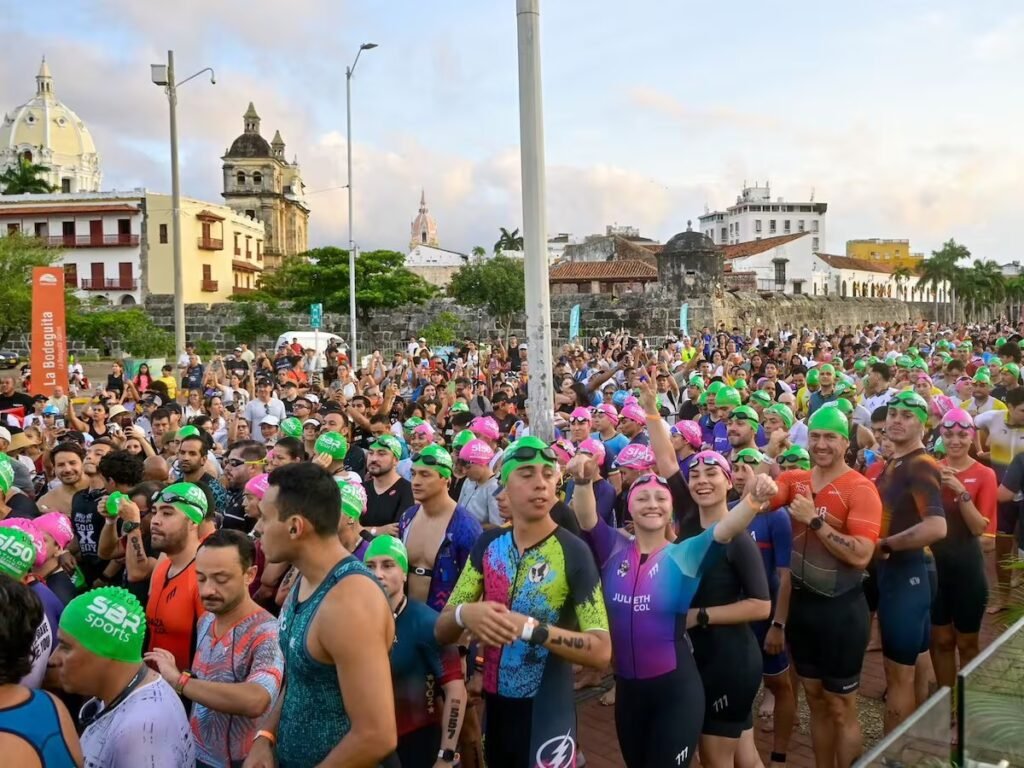 Atletas en la línea de salida del triatlón Ironman 5150 en Cartagena