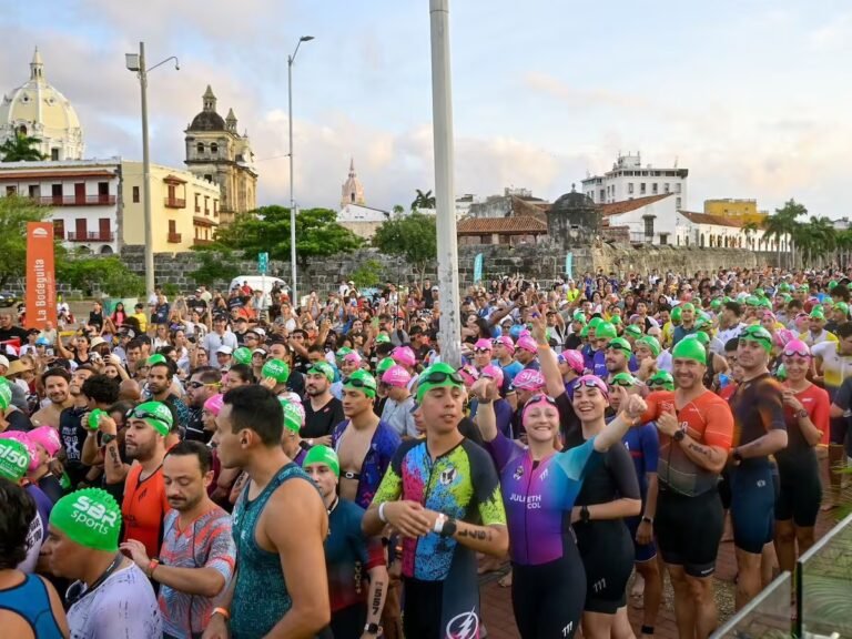 Atletas en la línea de salida del triatlón Ironman 5150 en Cartagena