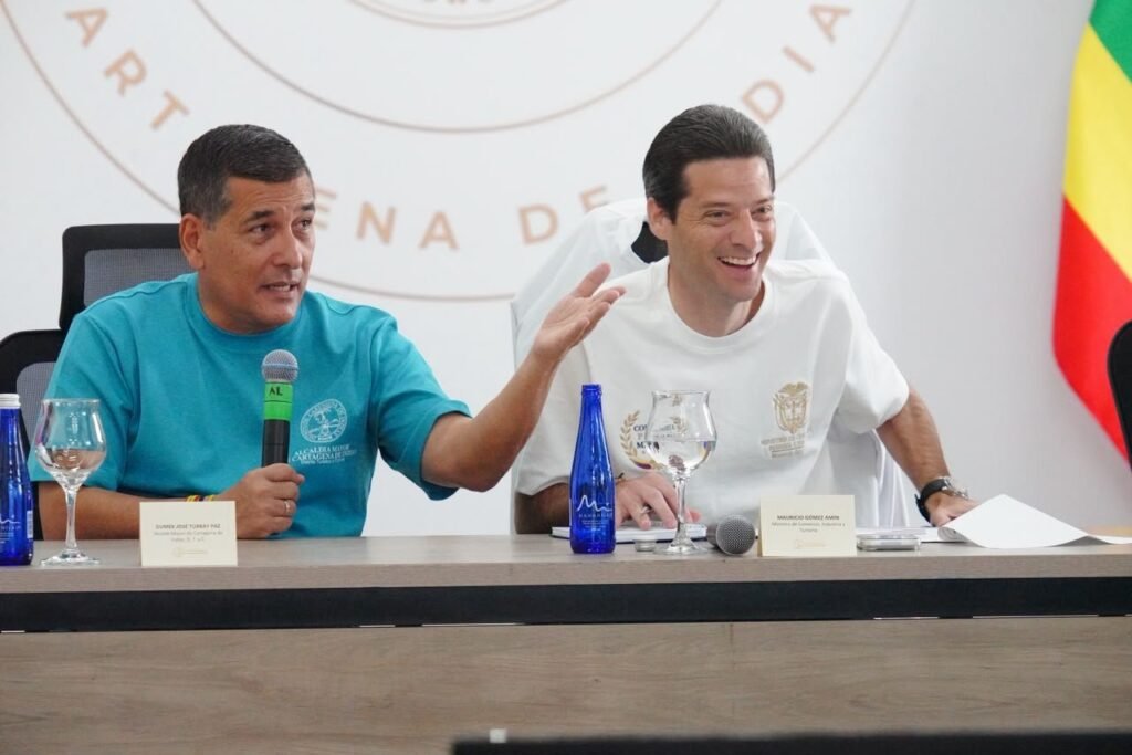 El alcalde Dumek Turbay y el ministro de Comercio, Industria y Turismo, Mauricio Gómez Amín, durante la mesa de trabajo por el Gran Malecón del Mar