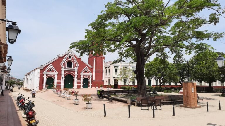 Calles del centro histórico de Mompox durante la temporada de FestiJazz