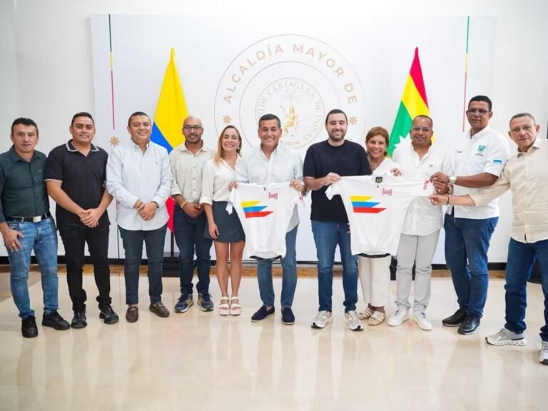Ciclistas del Gran Fondo Nairo Quintana en las calles de Cartagena