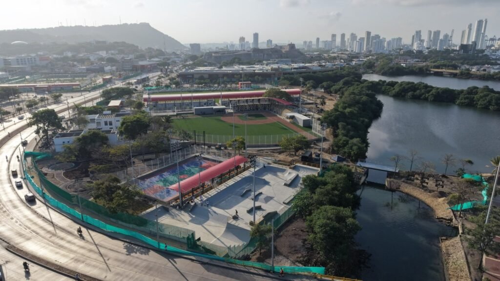 Vista aérea del complejo deportivo Nuevo Chambacú, con la cancha de fútbol, el estadio de béisbol menor y el skatepark junto al manglar