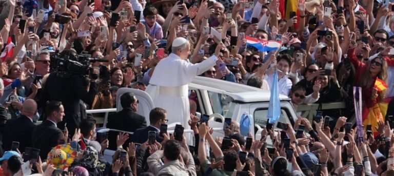 El papa León XIV saluda a una multitud de fieles desde el papamóvil