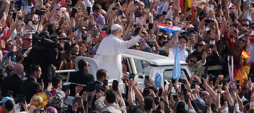 El papa León XIV saluda a una multitud de fieles desde el papamóvil