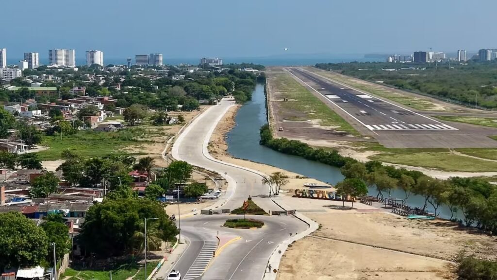 Vehículos circulando por la nueva ampliación de la vía Perimetral en Cartagena