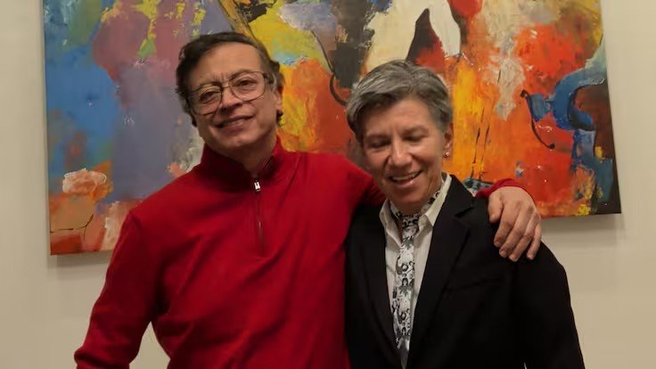 Gustavo Petro y Claudia López posan juntos tras un encuentro político en Bogotá