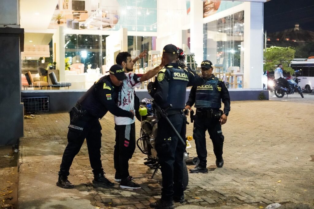 Policías requisan a un ciudadano durante un operativo del Plan Avispa en Cartagena